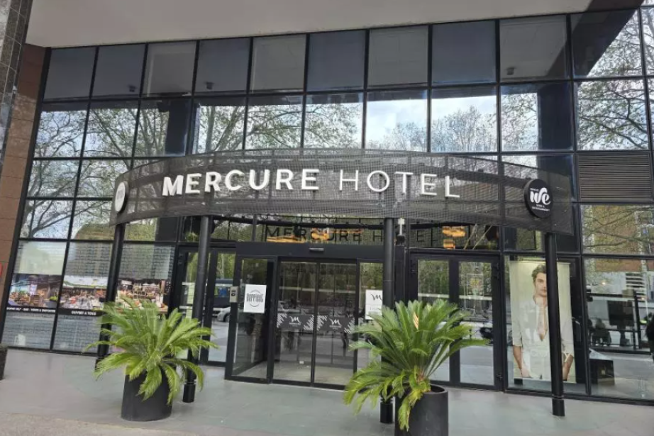 L’ambiance se veut conviviale, avec une installation au cœur du restaurant et un accès direct à la terrasse donnant sur les jardins de Compans-Caffarelli. (Photo Dorian Alinaghi Entreprises Occitanie)
