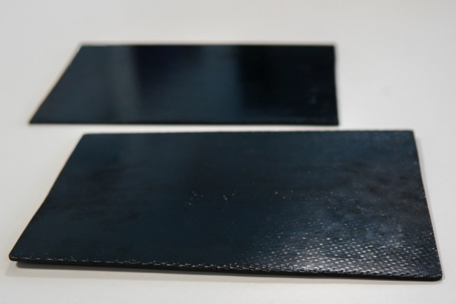 Plaques composites carbone/phthalonitrile issues d’un procédé d’infusion RTM. (Photo IRT Saint Exupéry)