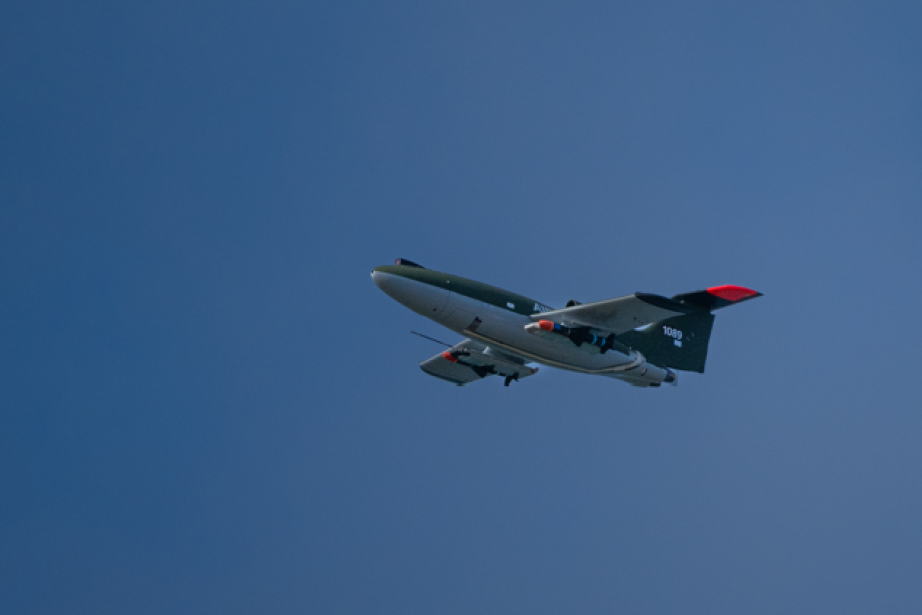 Airbus vient de réussir le premier vol de démonstration de son intercepteur sans équipage Bird of Prey, capable de détecter, identifier puis engager de manière autonome un drone kamikaze. (Photo Airbus)