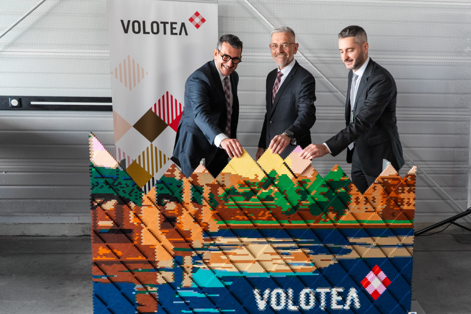De gauche à droite :  Bruno Balerdi, directeur commercial, clients et communication d’Aéroport Toulouse-Blagnac, Gilles Gosselin, directeur France de Volotea et Gabriel Schmilovich, Chief Strategy Officer Volotea. (Photo aéroport Toulouse-Blagnac)