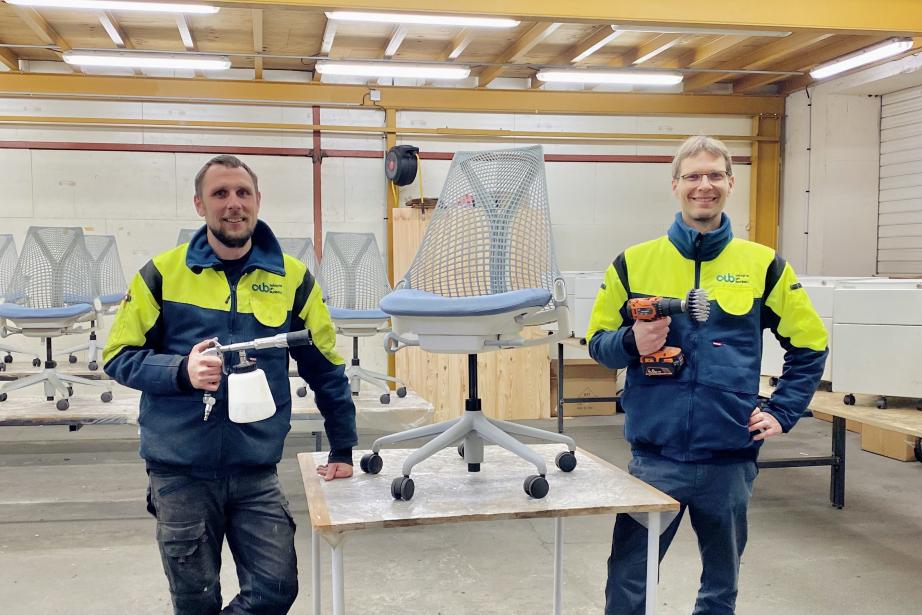 "Notre atelier d’Albi est un laboratoire capitalisant sur l'expertise accumulée depuis 10 ans, pour industrialiser nos process, tout en maintenant le niveau de qualité qui fait notre réputation sur le marché", explique le fondateur (à droite), Christophe Cote. (Photo Adopte un bureau).