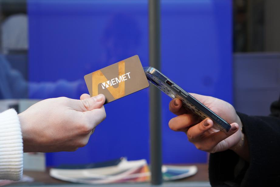 La start-up toulousaine WEMET vient de lever 1 million d’euros pour industrialiser sa Smart Card, une carte d’identité professionnelle connectée, éco-conçue et déjà adoptée par des grands comptes comme Accor, SNCF ou encore Pierre Fabre. (Photo WEMET)