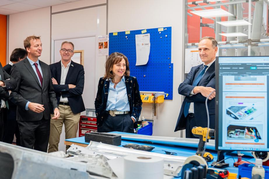 Carole Delga et Olivier Sichel en visite sur le site de Delair à Labège, aux côtés des équipes de l’entreprise, pour réaffirmer le soutien régional et national à la filière drone. (Photo Léo Arcangeli / région Occitanie)