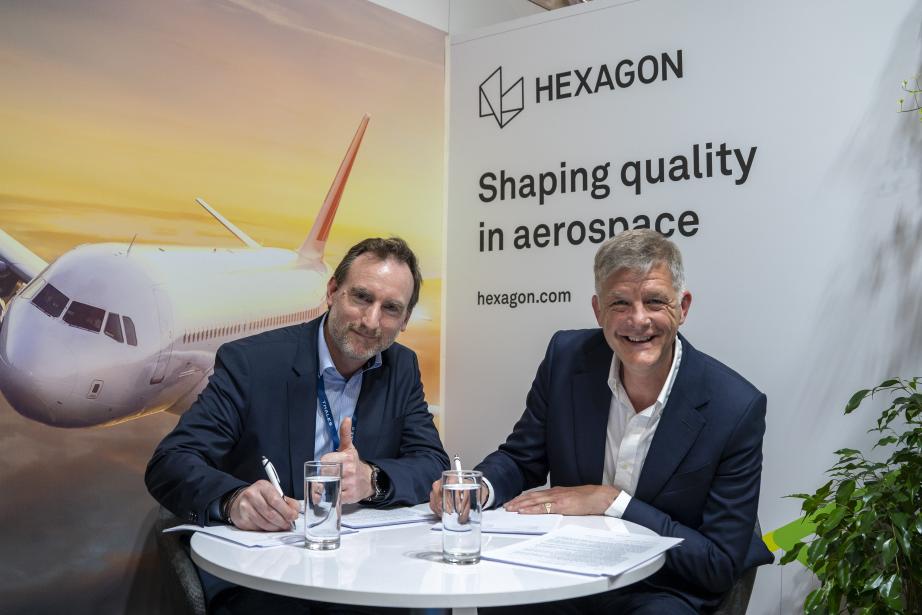 Didier Perrigault, general expenses procurement director chez Thales et Stephen Chadwick, président EMEA de la division manufacturing intelligence d'Hexagon au SIAE 2025. (Photo Thalès)