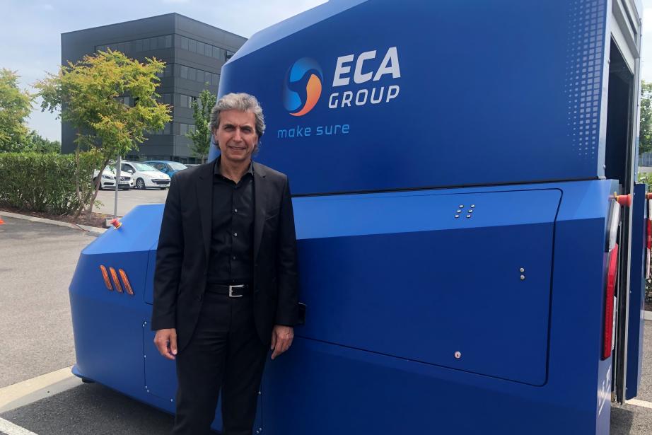 Gilbert Rosso, Pdg d'Eca Aerospace, devant le robot AMR outdoor L-S 1PT.