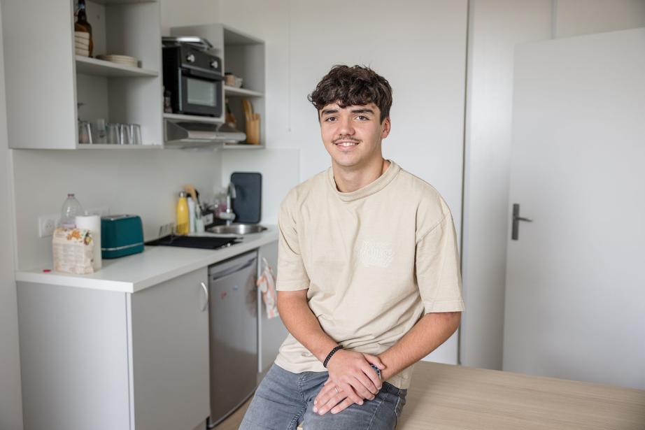 Enzo, étudiant en première année de licence STAPS à Nîmes, fait partie des premiers résidents de Spacio, une résidence étudiante gérée par Promologis sous la marque Yellome. (Photo : Sofiane Bensizerara)