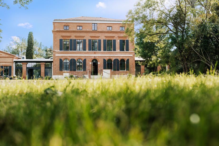 Le campus Eurecia, belle bastide restaurée sur un vaste terrain paysagé à Castanet-Tolosan.