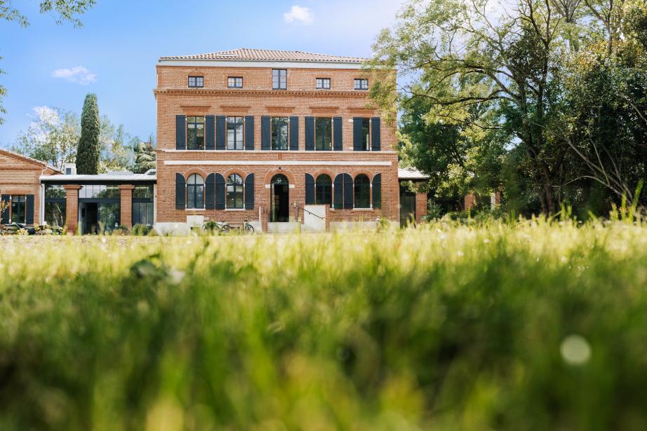 Le campus Eurecia, belle bastide restaurée sur un vaste terrain paysagé à Castanet-Tolosan. 