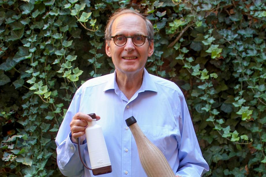 James de Roany tenant les deux produits de Green Gen Technologies.