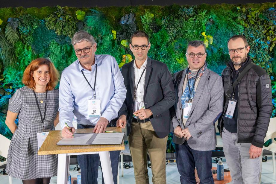 La signature de ces premiers contrats tripartites agroécologiques, avec des coopératives locales, Val de Gascogne et Agribio Union, ainsi que des agriculteurs locaux, marque une avancée majeure pour Nutrition & Santé. (Photo : Lydie Lecarpentier)