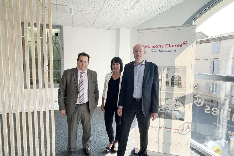 Maisons Claires a inauguré son nouveau siège social de Castres (Tarn). De gauche à droite : Jacques Suchel (président), Sophie Thomas (directrice opérationnelle) et Pierre Clergue (directeur général). (Photo : Maisons Claires)