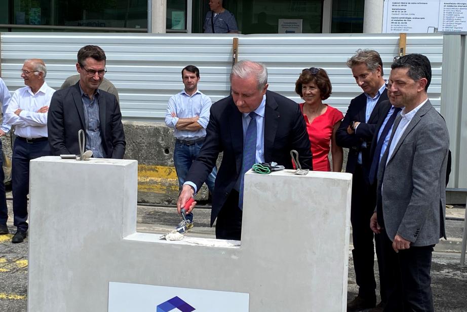 Jean-Luc Moudenc, maire de Toulouse, posant la première pierre symbolique du futur bâtiment