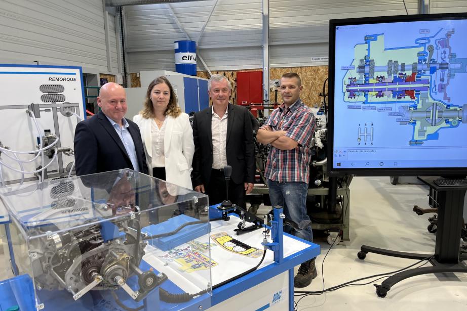 Joseph Calvi, Virginie Carbonel directrice de l'ESM Muret, Vincent Labruyère le secrétaire général de la CMAR Occitanie ainsi que Ludovic, professeur de mécanique, devant la boîte de vitesse numérisée.