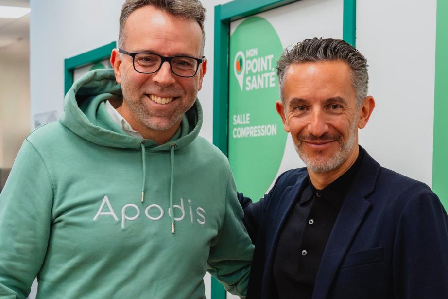 Thomas Brunet, CEO d’Apodis (à gauche) et Stéphane Solinski, directeur général de Pharmacie Lafayette (à droite) lors de la signature du partenariat national exclusif. (Photo Pharmacie Lafayette)
