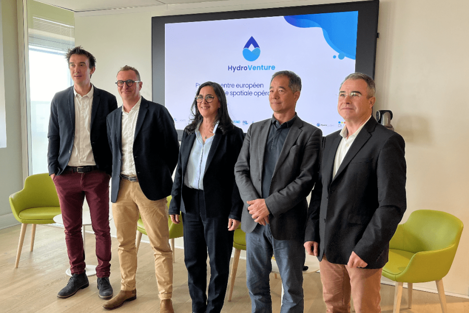 HydroVenture a été lancé à Toulouse fin mars 2024. De gauche à droite avec les membres fondateurs Guillaume Valladeau (co-fondateur de vorteX-io), Gwenaël Souillé (directeur du business development B.U Space de CS Group), Selma Cherchali (responsable du programme Observation de la Terre du CNES) et Frédéric Huynh (directeur de Data Terra). (Photo : HydroVenture)