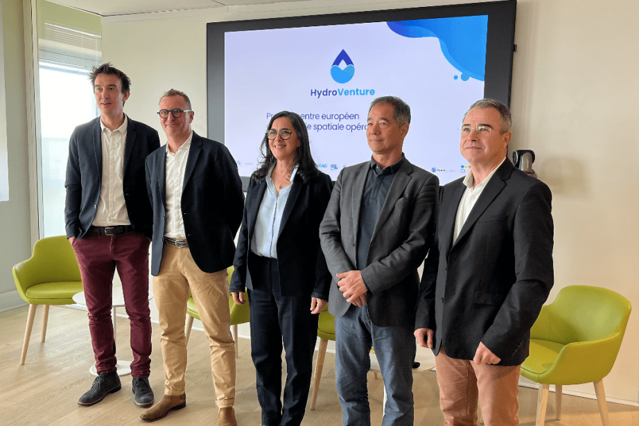 HydroVenture a été lancé à Toulouse fin mars 2024. De gauche à droite avec les membres fondateurs Guillaume Valladeau (co-fondateur de vorteX-io), Gwenaël Souillé (directeur du business development B.U Space de CS Group), Selma Cherchali (responsable du programme Observation de la Terre du CNES) et Frédéric Huynh (directeur de Data Terra). (Photo : HydroVenture)