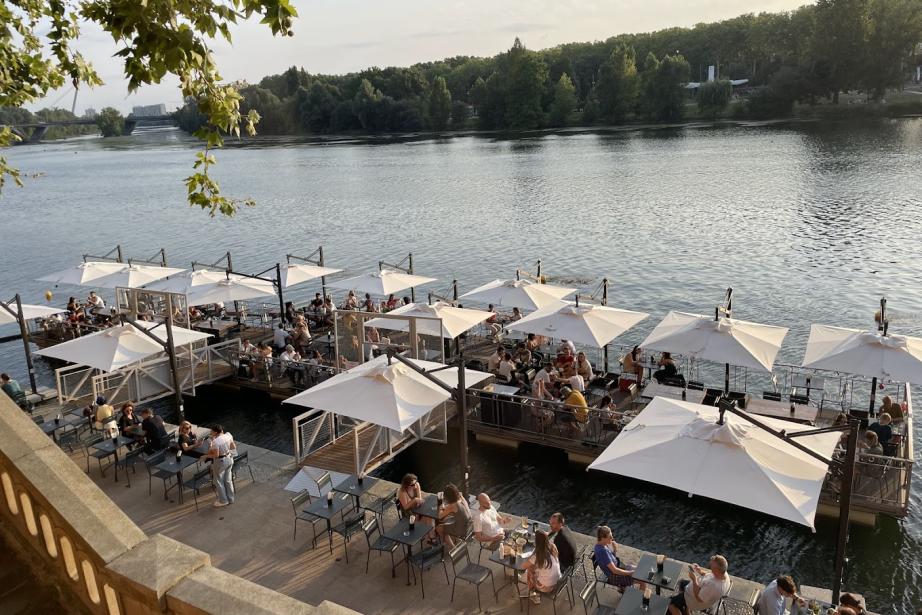 Avec sa deuxième saison, Les Canotiers affirment leur ancrage dans le paysage toulousain estival. Ni tout à fait bar, ni tout à fait restaurant, mais un peu des deux à la fois, cette guinguette flottante s’inscrit comme un lieu unique, au croisement du patrimoine, de la gastronomie et de l’art de vivre. (Photo Les Canotiers)