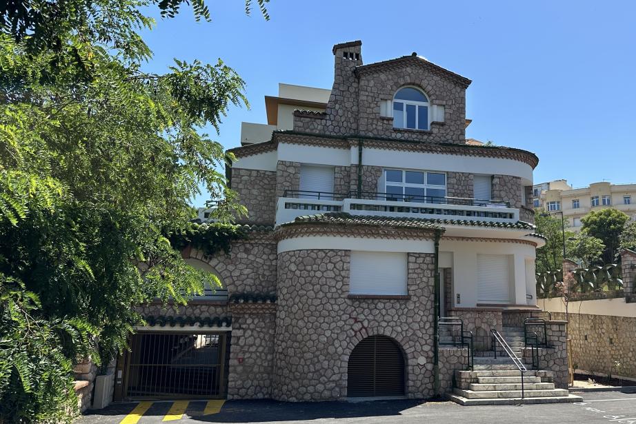 Le programme associe 26 logements neufs et 4 logements réhabilités au sein d’une villa classée d’influence Art déco, reconnaissable à ses céramiques vernissées et ses pierres en granit roses. (Photo Bouygues Immobilier)