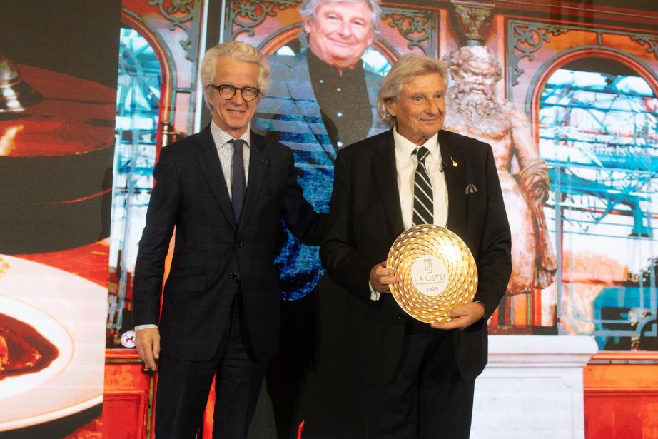 Louis Privat, le dirigeant des Grands Buffets (à droite), a reçu le Prix Spécial de l’Authenticité et de l’Artisanat 2025, lundi 25 novembre 2024. (Photo : Mediatome)
