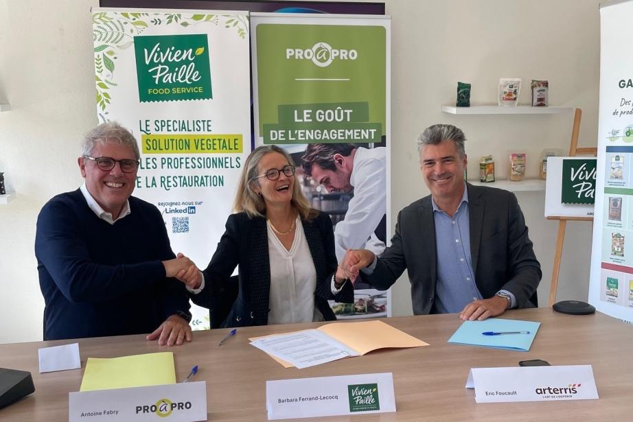 De gauche à droite : Antoine Fabry, directeur général de Pro à Pro, Barbara Ferrand-Lecocq, directrice générale Vivien Paille et Eric Foucault, directeur général d'Arterris. (Photo Agence BPA)