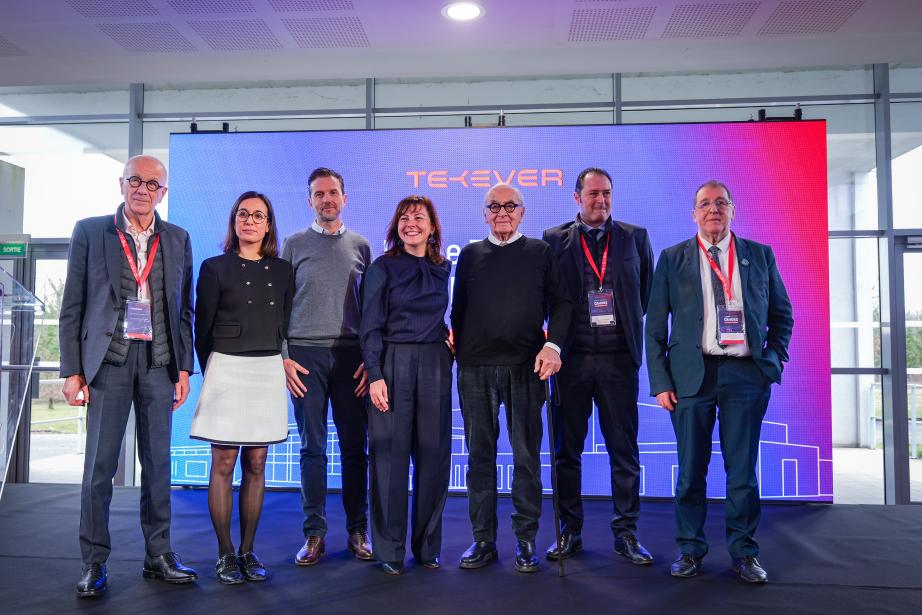 Autour de la pré-inauguration du futur site industriel de Tekever à Cahors, les représentants de l’entreprise, des collectivités locales et de la région Occitanie réunis pour marquer une étape clé du déploiement industriel du groupe, appelé à produire ses premiers drones sur le site avant l’été 2026. (Photo Tekever)
