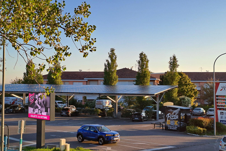 Aménagement des 70 places de parking de l’Intermarché de Ramonville-Saint-Agne en ombrières photovoltaïques. (Photo Crédit Agricole Toulouse 31)