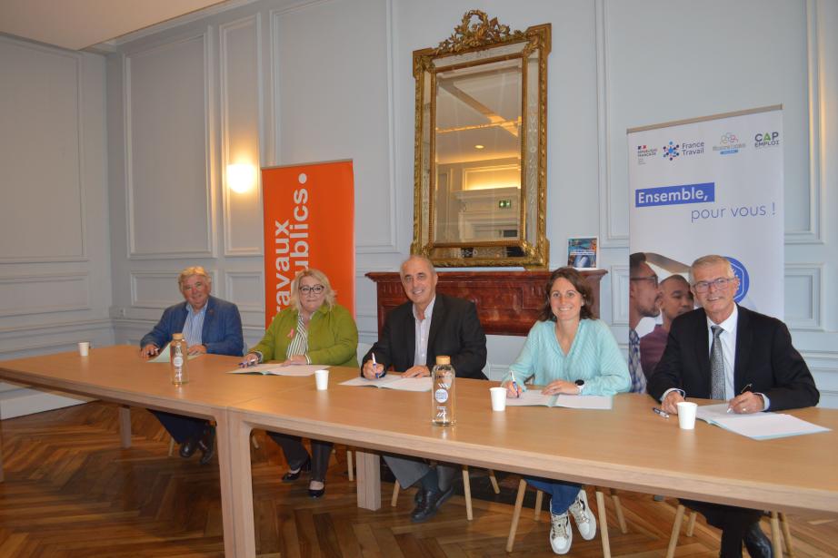 Ce lundi 20 octobre, la Fédération des Travaux Publics Occitanie, France Travail, l’Association Régionale des Missions Locales d’Occitanie (ARML) et Cheops Occitanie – Réseau des Cap Emploi ont signé un accord-cadre de trois ans pour répondre à un défi majeur : soutenir les entreprises de travaux publics face aux besoins de recrutement et aux mutations environnementales et technologiques du secteur. (Photo Fédération des Travaux Publics Occitanie)