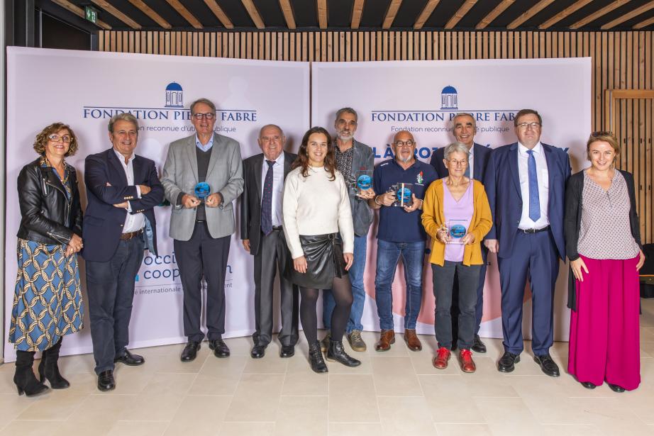 Pierre-Yves Revol, président de la Fondation Pierre-Fabre (3e en partant de la droite) en compagnie des associations lauréates ainsi que du préfet du Tarn Michel Vilbois et du maire de Lavaur Bernard Carayon. (Photo : Lydie Lecarpentier)