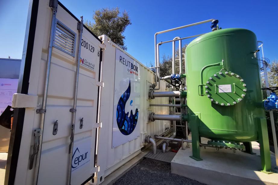 Après traitement, une partie des eaux usées de la station d’épuration de Narbonne-Plage, du Grand Narbonne, sert à irriguer environ 80 ha de vignes de la Clape. Le pilotage de l’irrigation goutte à goutte est assuré via l’application Andromède d’Aquadoc (Pézenas) et 13 mini-bornes.