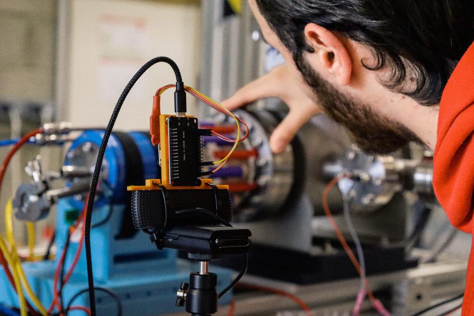 Derrière ce test de propulsion, une ambition : développer un véhicule capable de prolonger la vie des satellites et de retirer des débris spatiaux. (Photo OSMOS X) 