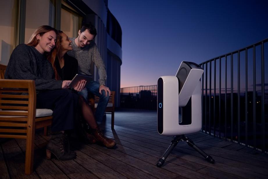 Le téléscope développé par Vaonis en situation sur un balcon. 