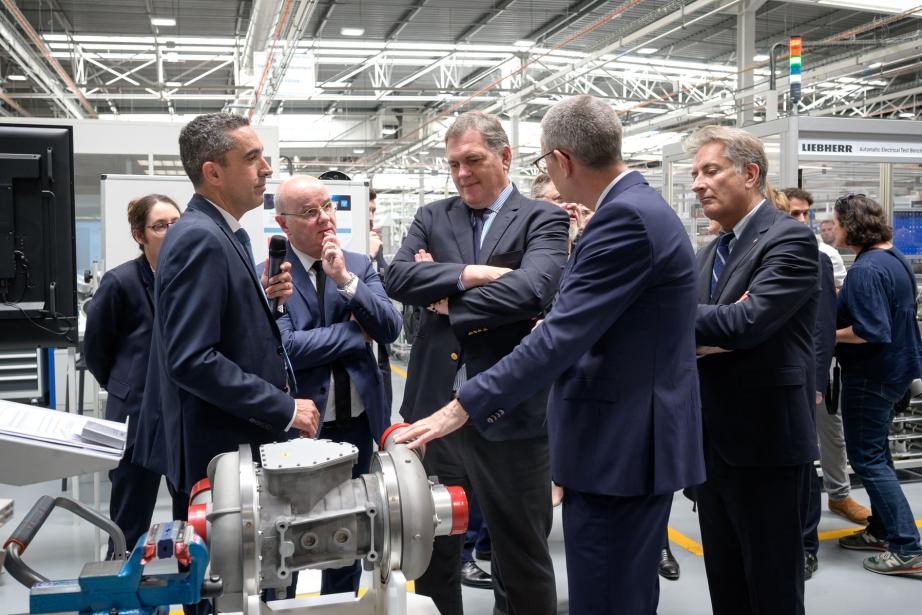 Derrière cette visite ministérielle, un enjeu majeur : accompagner la montée en cadence industrielle, renforcer les capacités de production et préparer les futures générations d’avions. (Photo Liebherr-Aerospace) 