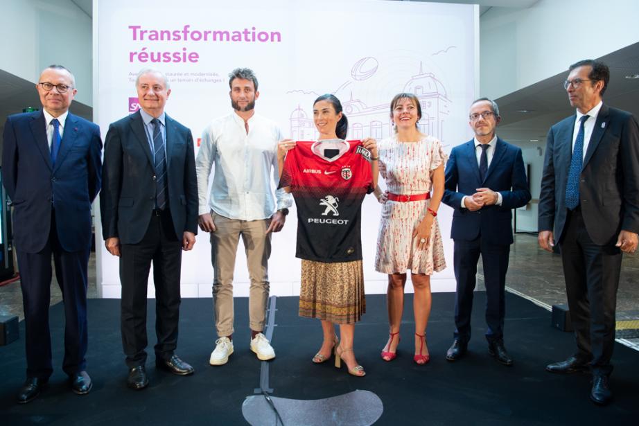 L'ancien ailier international du Stade Toulousain Maxime Medard a remis un maillot du Stade Toulousain à Marlène Dolveck, directrice générale de SNCF Gares & Connexions. (Photo : Agence Madame Kotoba)