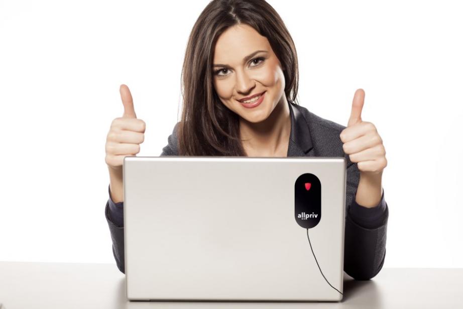 La solution d'AllPriv se fixe derrière l'ordinateur La solution d'AllPriv se fixe derrière l'ordinateur