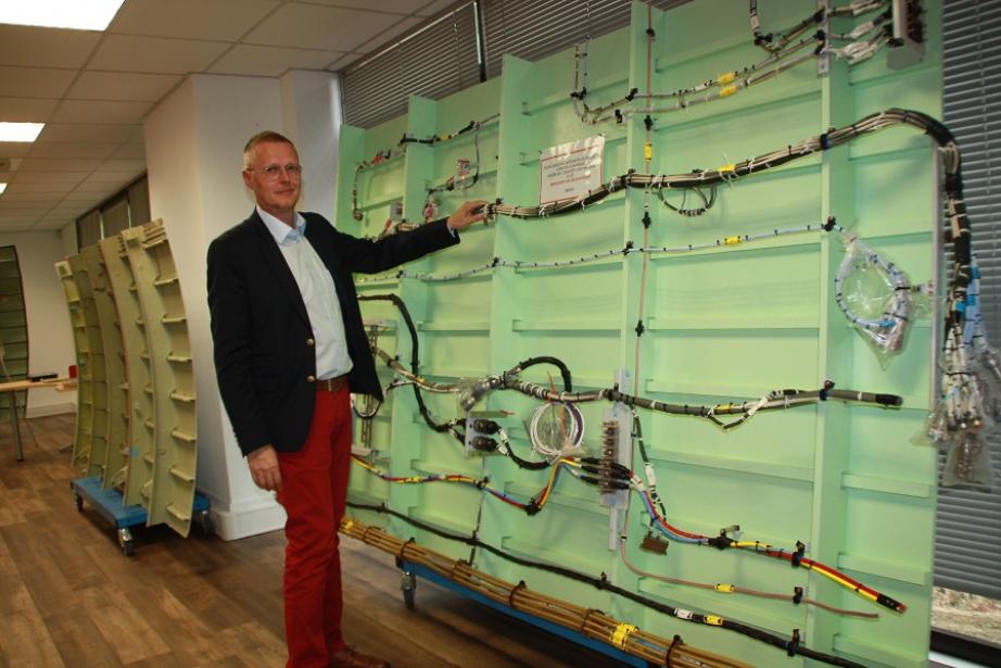  Ludovic Cardine, directeur du SDC, devant un panneau de câblage installé dans la grande salle de travaux pratiques du centre.