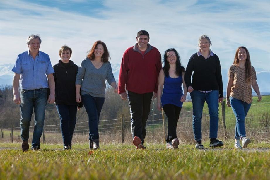 L’équipe de la ferme du Bosc, autour de Félix et Carine Bossut, agriculteurs et co-dirigeants de l’entreprise. © Audeline.