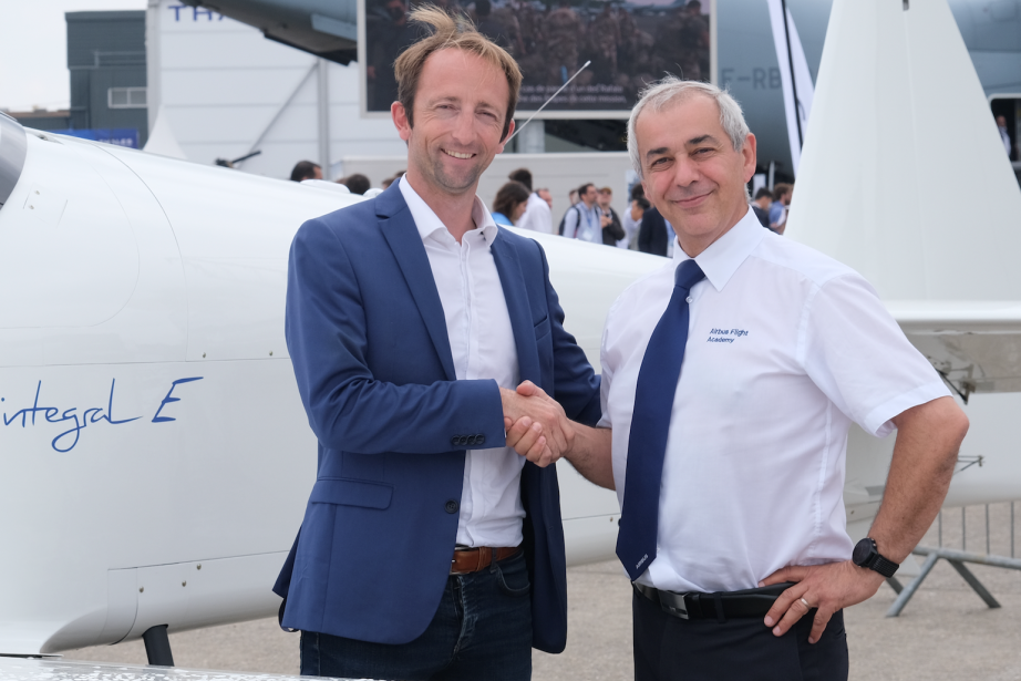 Jérémy Caussade, président d'Aura Aero, et Jean Longobardi, président d'Airbus Flight Academy Europe, ont signé un accord autour de la décarbonation dans la formation des pilotes. (Photo : Aura Aero)