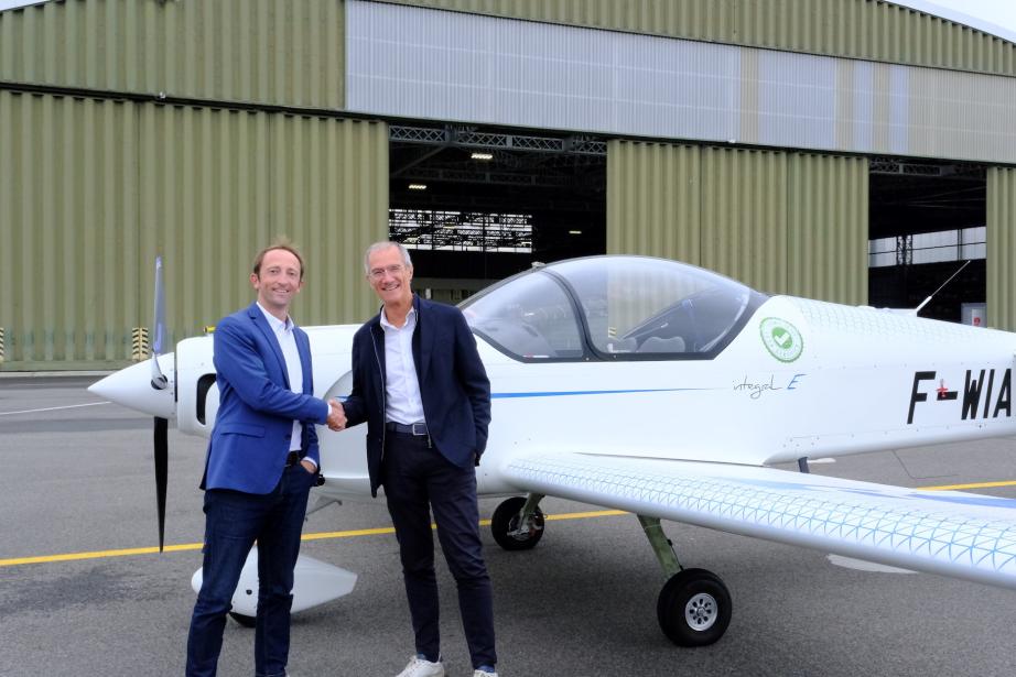 Jérémy Caussade, président d’Aura Aero, et Sylvain Vidal, directeur de l‘action régionale EDF en Occitanie. © Aura Aero