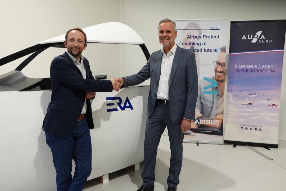 Jérémy Caussade, CEO d'Aura Aero (à gauche) et Thierry Racaud, CEO d'Airbus Protect (àdroite). (Photo : Aura Aero)