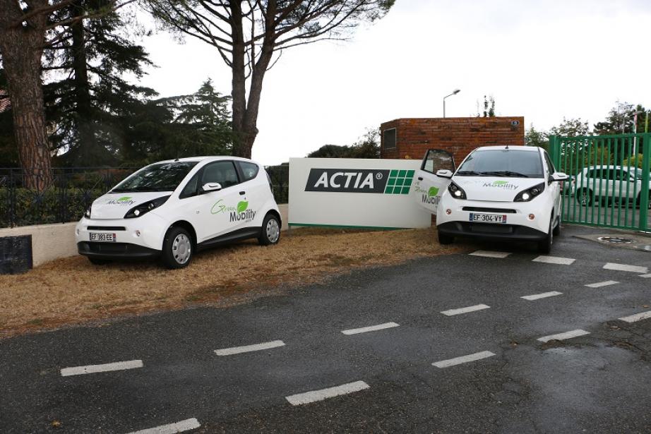 Les deux Bluecar qui font la navette entre le siège de Pouvourville et l'usine de Colomiers