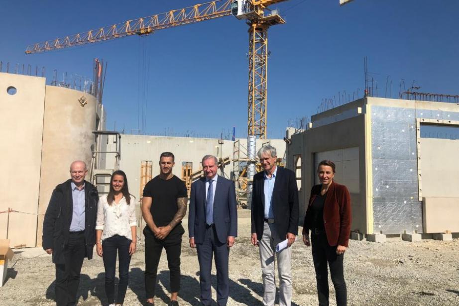 Visite du chantier d'excellence du groupe scolaire Alphand Meitner en présence de Jean-Luc Moudenc, président de Toulouse Métropole et des ambassadeurs Sofiane Guitoune (rugbyman) et Mathilde Beccera (escaladeuse). 