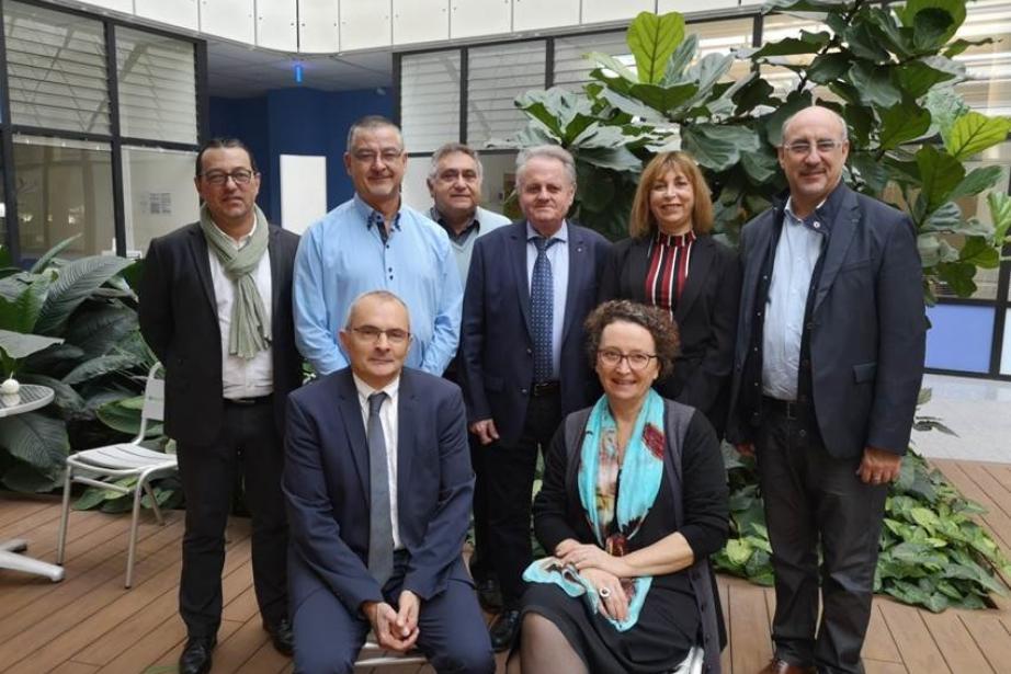 Commission paritaire burnout - De g à d et de haut en bas : Jean-François Labaquère, Medef, Régis Arnal-Philippart, CFTC, Jean-Jacques Boubly, CFE/CGC, Pierre-Michel Gachet, Medef, Carole Barbaste, CFDT, Michel Vigier, Medef, président du conseil d’administration de la Carsat Midi-Pyrénées, Denis Garin, ingénieur-conseil régional de la Carsat Midi-Pyrénées, Sandrine Koenig, psychologue du travail, contrôleur de sécurité à la Carsat Midi-Pyrénées Commission paritaire burnout - De g à d et de haut en bas : Jean-François Labaquère, Medef, Régis Arnal-Philippart, CFTC, Jean-Jacques Boubly, CFE/CGC, Pierre-Michel Gachet, Medef, Carole Barbaste, CFDT, Michel Vigier, Medef, président du conseil d’administration de la Carsat Midi-Pyrénées, Denis Garin, ingénieur-conseil régional de la Carsat Midi-Pyrénées, Sandrine Koenig, psychologue du travail, contrôleur de sécurité à la Carsat Midi-Pyrénées