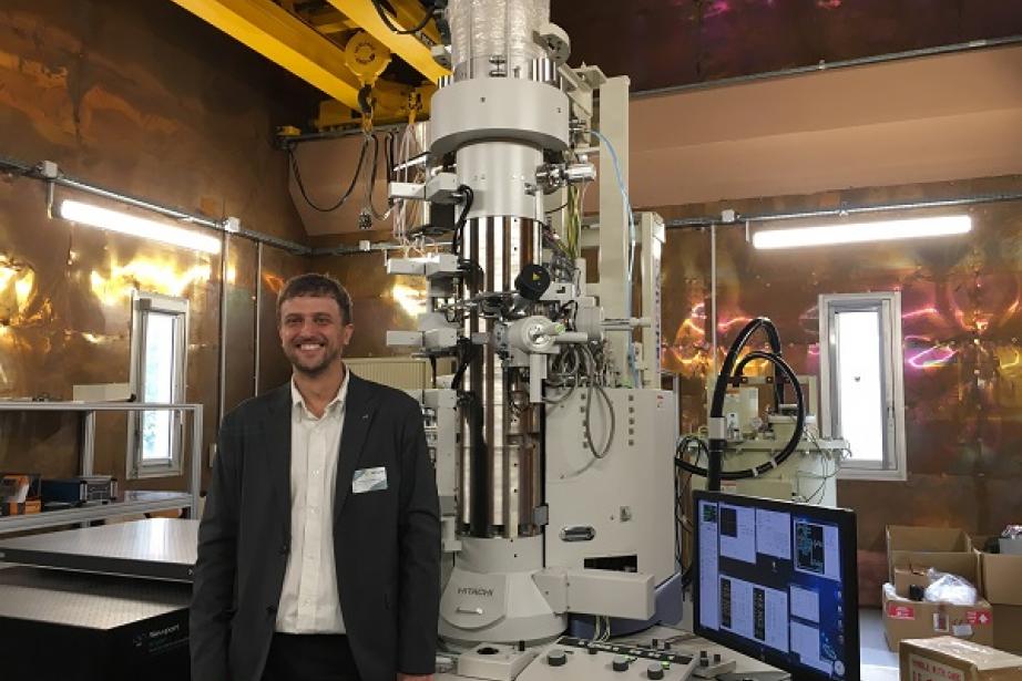 Florent Houdelier, Cemes-CNRS, devant le nouveau microscope.