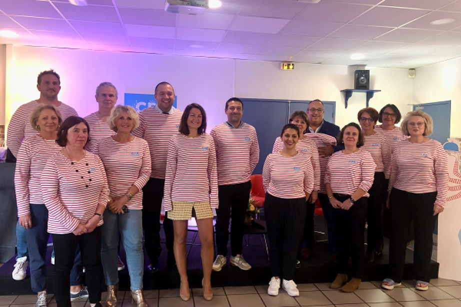 L'équipe des responsables du CFA commerce et services de Blagnac avec Guillaume Gomez, parrain du centre ( 3ème au fond en partant de la gauche), Maguelone Pontier (au centre) et Thomas Fantini (à sa droite), les coprésidents.