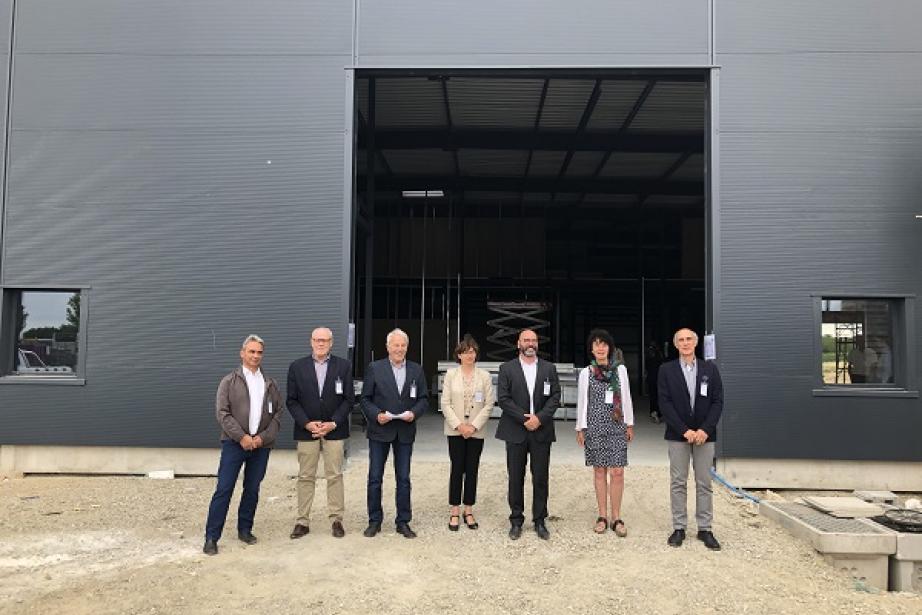 Visite du chantier du nouveau site de MAP Coatings à Mazères. Les élus  des collectivités ariégeoises, la préfète de l'Ariège Chantal Mauchet, le président de l'Agence Ariège Attractivité Gérard Lousteau, étaient présents à la présentation menée par le directeur de l'entreprise, Olivier Guillaumon. 