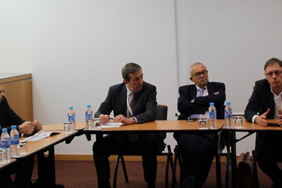 De g. à d. : Jean-Luc Maté (VP stratégie et développement chez Continental Automotive), Raja Chatila (directeur de l’ISIR – UPMC), Jacques Graizon (président de la SIA), Joseph Sifakis (directeur de recherche au CNRS – laboratoire Verimag et coprésident général du congrès), Pascal Traverse (responsable de la recherche sur l’autonomie chez Airbus), Alexandre Corjon (VP – France des systèmes électriques et électroniques chez Alliance Renault – Nissan Global et coprésident général du congrès). De g. à d. : Jean-Luc Maté (VP stratégie et développement chez Continental Automotive), Raja Chatila (directeur de l’ISIR – UPMC), Jacques Graizon (président de la SIA), Joseph Sifakis (directeur de recherche au CNRS – laboratoire Verimag et coprésident général du congrès), Pascal Traverse (responsable de la recherche sur l’autonomie chez Airbus), Alexandre Corjon (VP – France des systèmes électriques et électroniques chez Alliance Renault – Nissan Global et coprésident général du congrès).
