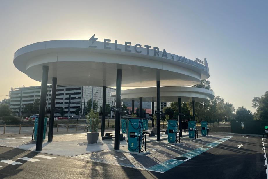 Cette station de l'aéroport Toulouse-Blagnac est intégralement alimentée par de l’énergie verte. (Photo : Electra)