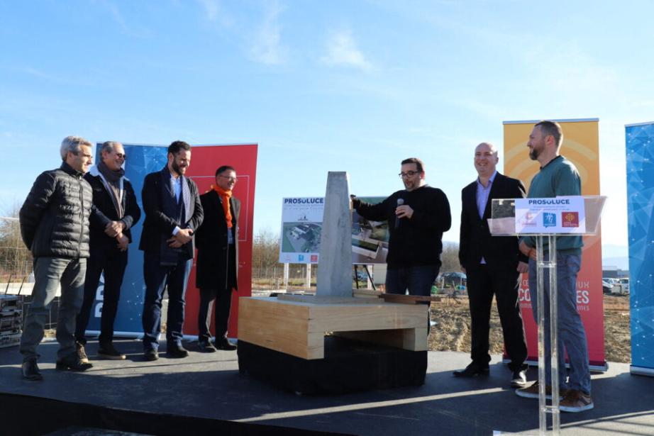 Pose de la première pierre du futur data centre du Comminges en présence des élus et de l'entreprise Prosoluce, début janvier 2023. (Photo : la 5C)