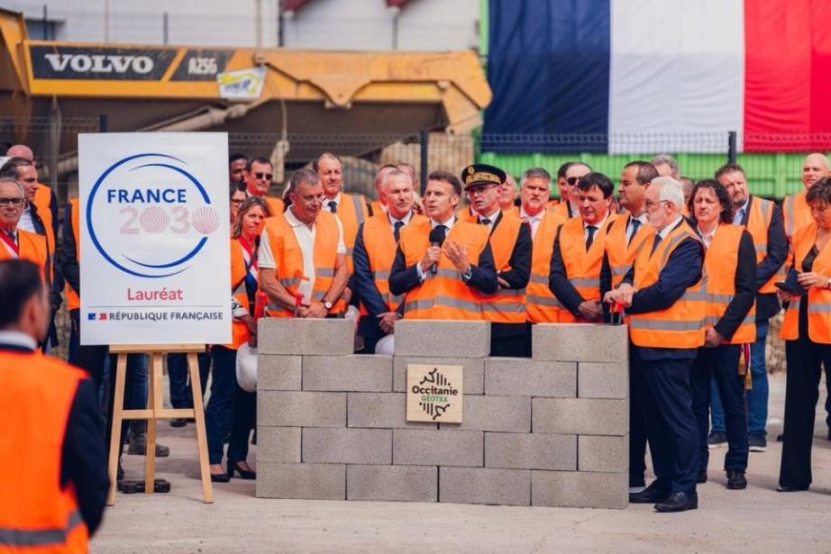   Steven Perron (président Groupe Magellim), Alexandre Toussaint (directeur innovation et développement Groupe Magellim), Victor Lamego (fondateur Occitanie Géotex), Emmanuel Macron (Président de la République), présents au lancement de la construction de l’outil industriel d’Occitanie Géotex le 27 avril 2026 - Laroque d’Olmes (Ariège). (Photo Région Occitanie)