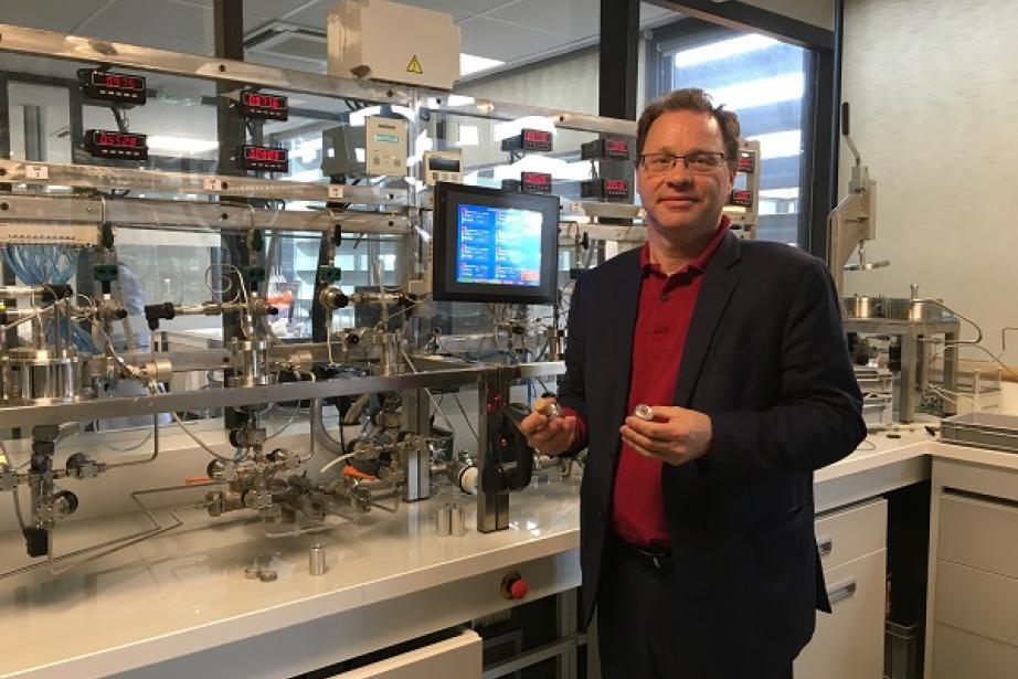 Dominique Tourneix, directeur général de Diam Bouchage, dans l'espace R&D de l'usine de Céret. 